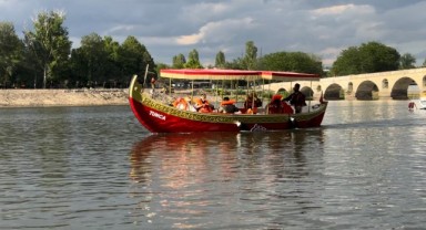 Meriç Nehri'nde kayıklarla turistik tur