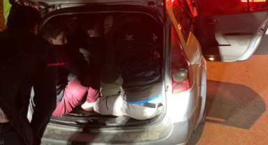 Polis aracına çapan otomobilden göçmen çıktı