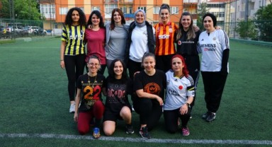 Kadınlar halı sahada top koşturuyor