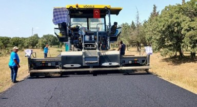 Köy yollarında sıcak asfalt çalışmaları devam ediyor