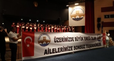 Mezuniyette ailelere pankartlı teşekkür