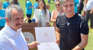 Şampiyonlara kupaları Vali Sezer’den