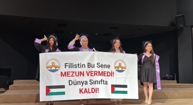 TÜ mezuniyetinde Filistin’e bayraklı destek