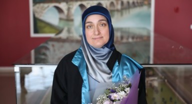 Başoğlu, üniversiteden mezun olmanın sevincini yaşadı