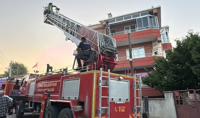 Yangında 3 kişi mahsur kaldı