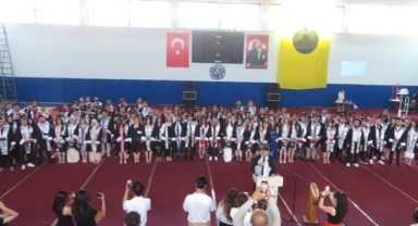 Yüksekokulda mezuniyet coşkusu