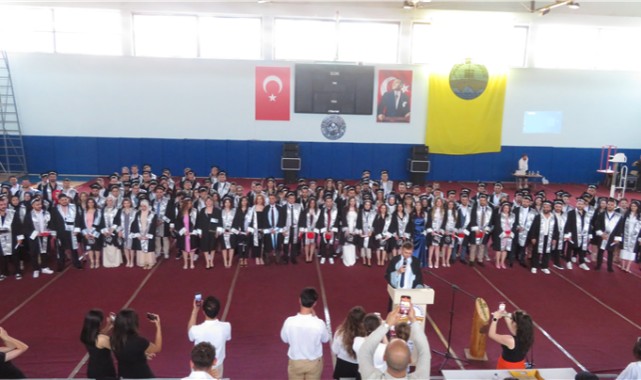 Yüksekokulda mezuniyet coşkusu