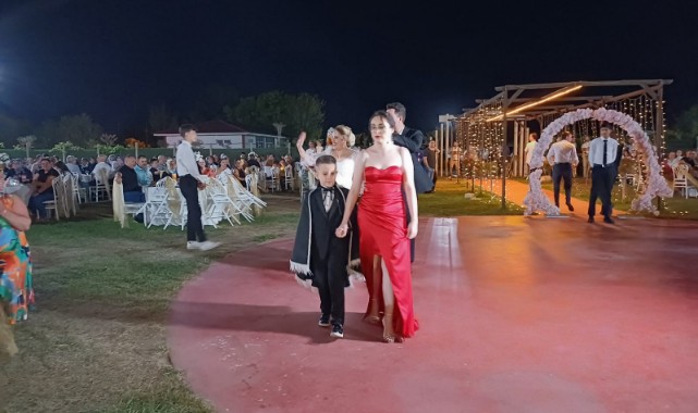 Ak ailesinin mutlu günü