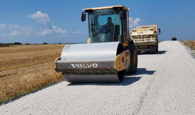 Köy yollarında sıcak asfalt çalışmaları
