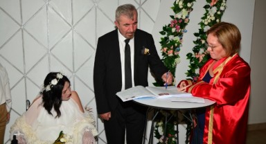 Bakımevinde tanışan engelli çift evlendi
