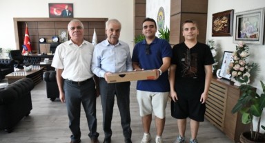 Belediyeden tıp öğrencisine bilgisayar hediyesi