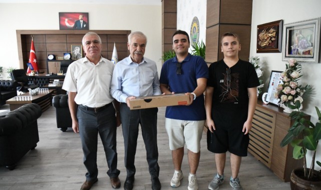 Belediyeden tıp öğrencisine bilgisayar hediyesi
