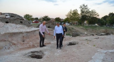 Sezer, Gazi Mihal Bey Hamamı'nı inceledi