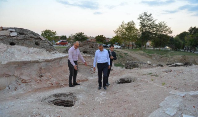 Sezer, Gazi Mihal Bey Hamamı'nı inceledi