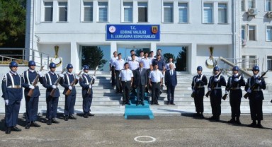 Sezer, komutanlarla bir arada