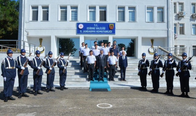 Sezer, komutanlarla bir arada