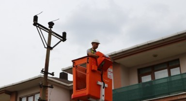 Yeni evleri elektrik direği