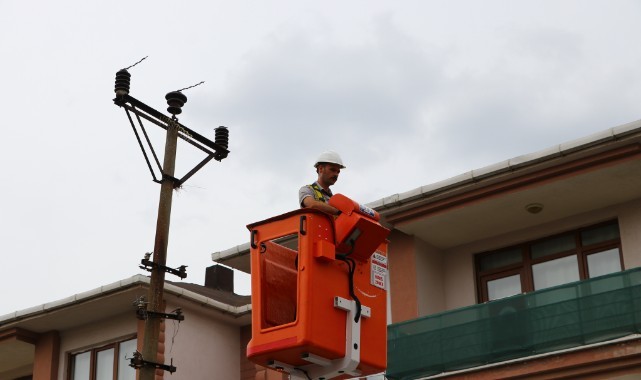 Yeni evleri elektrik direği