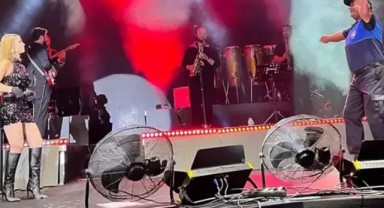 Zabıta amirinden konserde sahne dansı