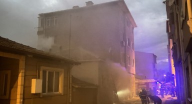 Aile evini ateşe verdi