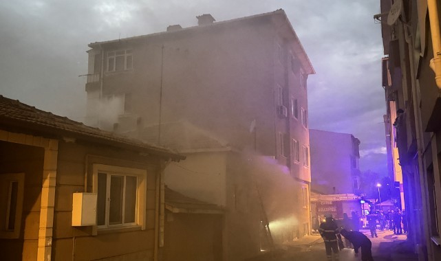 Aile evini ateşe verdi