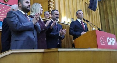 Başkan Martin’e rozeti Özel’den