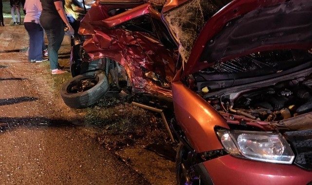 İki otomobil çarpıştı, biri bebek 4 kişi öldü