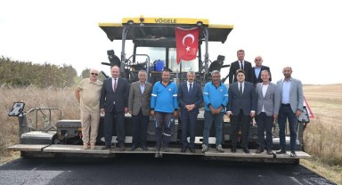 Köy yollarındaki asfalt çalışmaları sürüyor