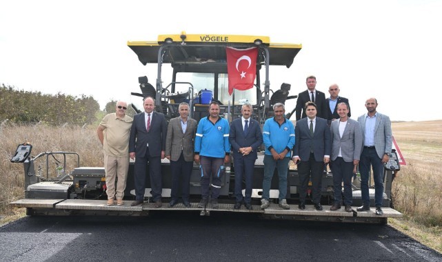 Köy yollarındaki asfalt çalışmaları sürüyor
