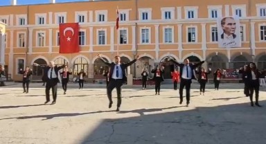 Öğretmenler Cumhuriyeti zeybekle kutladı