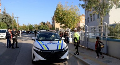Okul polisi velilere ve öğrencilere güven veriyor