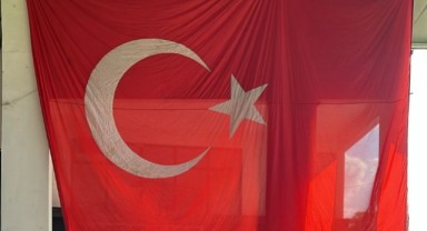 Otogarda dev Türk Bayrağı