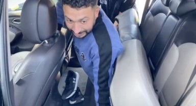 Otomobilde gizlenmiş 2 kaçak göçmen çıktı