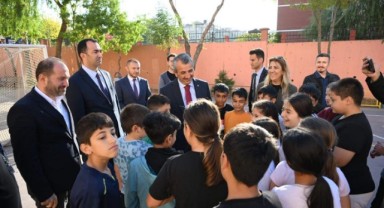 Sezer öğrencilerle bir arada