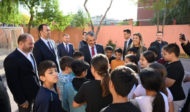 Sezer öğrencilerle bir arada