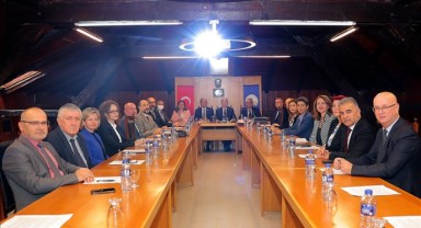 Tarihi binada senato toplantısı