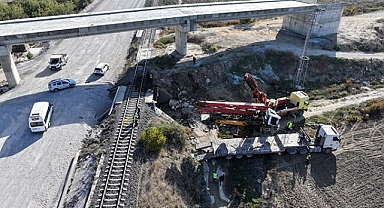 Yolcu treni raylarda bırakılan araca çarptı