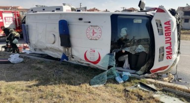 Ambulansla otomobil çarpıştı
