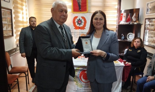 Emekli polislerden onursal üye ve öğrencilere plaket