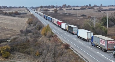 Hamzabeyli’de 25 kilometrelik tır kuyruğu
