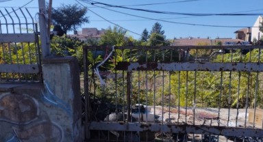 ‘Kalenin duvarları kaderine terk edilmiş’