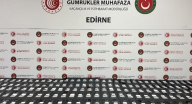 Lüks otomobilde 800 kaçak cep telefonu