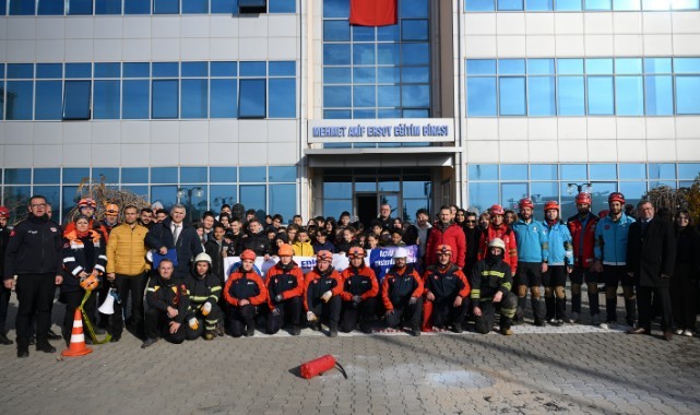 Öğrencilerle deprem tatbikatı