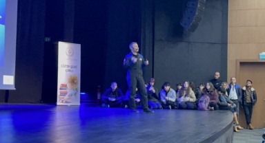 Astronot Gezeravcı öğrencilerle buluştu