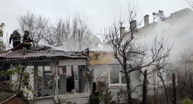 Çıkan yangında ev kullanılamaz hale geldi