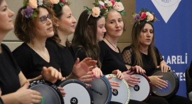 Darbuka eğitimi alan anne ve kızı aynı sahnede