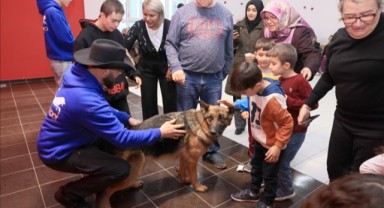 Engelliler gününde çocuklar köpeklerle buluştu