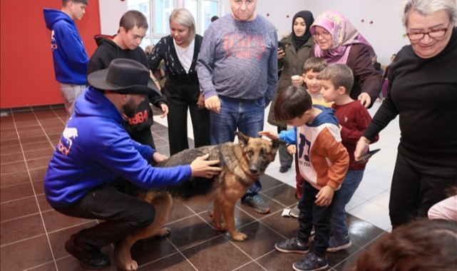 Engelliler gününde çocuklar köpeklerle buluştu