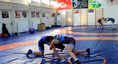 Kadın güreşçilerde hedef olimpiyat