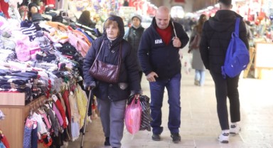 Sınırda ve tarihi çarşılarda yoğunluk yaşanıyor
